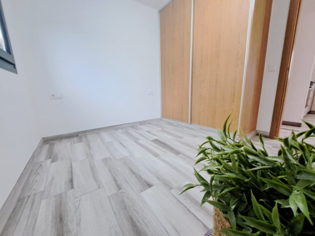 Chalet unifamiliar aislado todo en planta de 3 habitaciones y piscina totalmente reformado.
