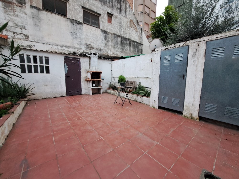 Casa adosada de 2 hab.+ buhardilla y amplia terraza.