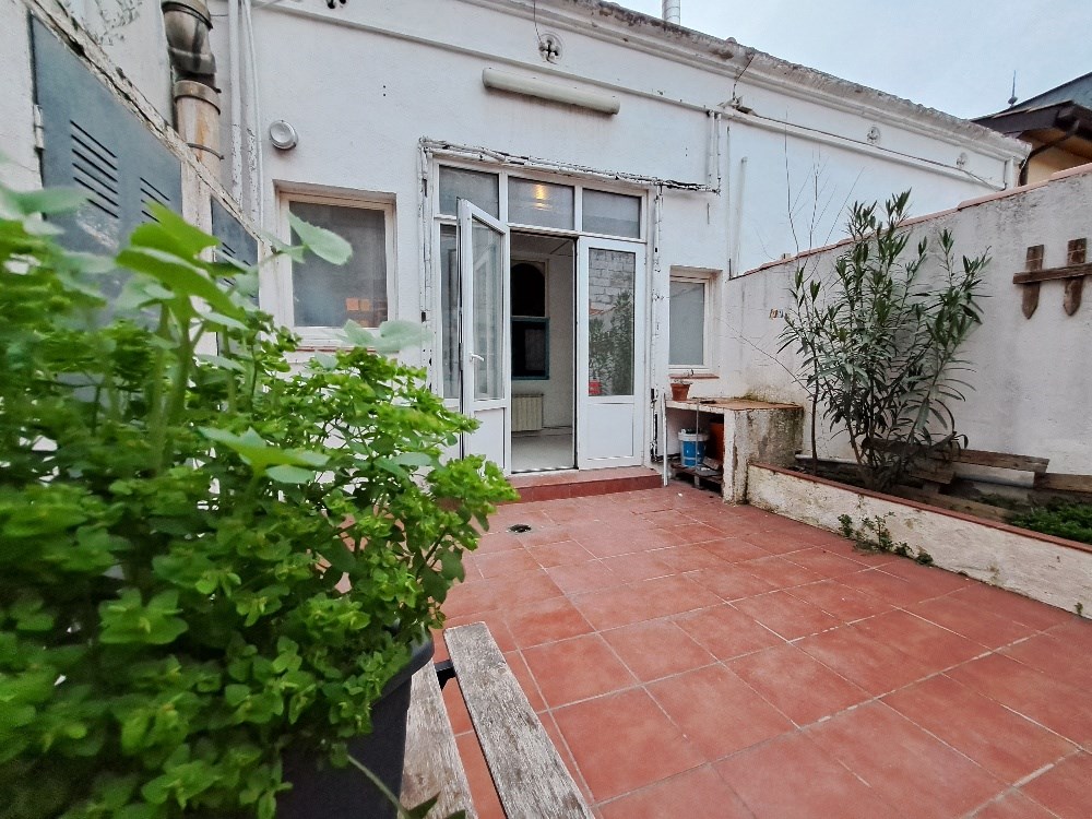 Casa adossada de 2 hab. + golfes i àmplia terrassa.