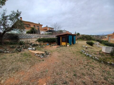 ¡Terreno edificable de 893 m2 en venta en Castellbisbal, con electricidad y agua disponible!