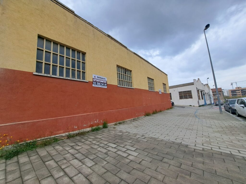 Nau industrial aparellada en venda a Montcada i Reixac, 270 m2 d’espai útil!