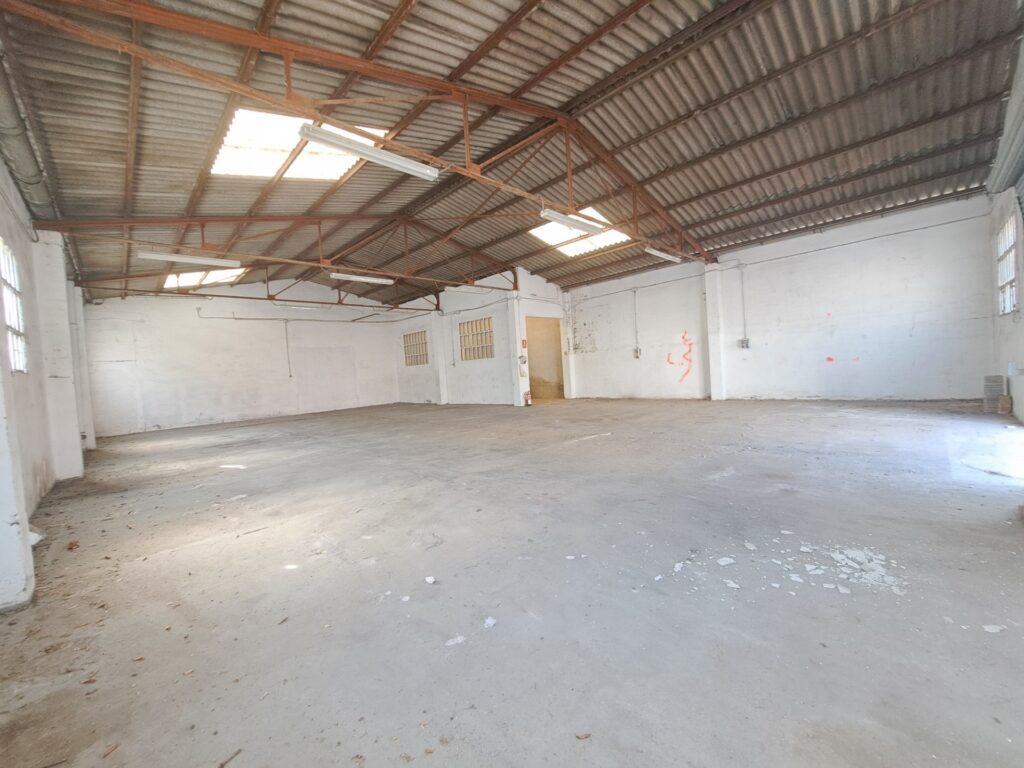 Nau industrial aparellada en venda a Montcada i Reixac, 270 m2 d’espai útil!