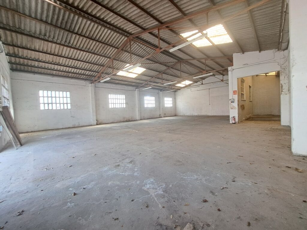 Nau industrial aparellada en venda a Montcada i Reixac, 270 m2 d’espai útil!
