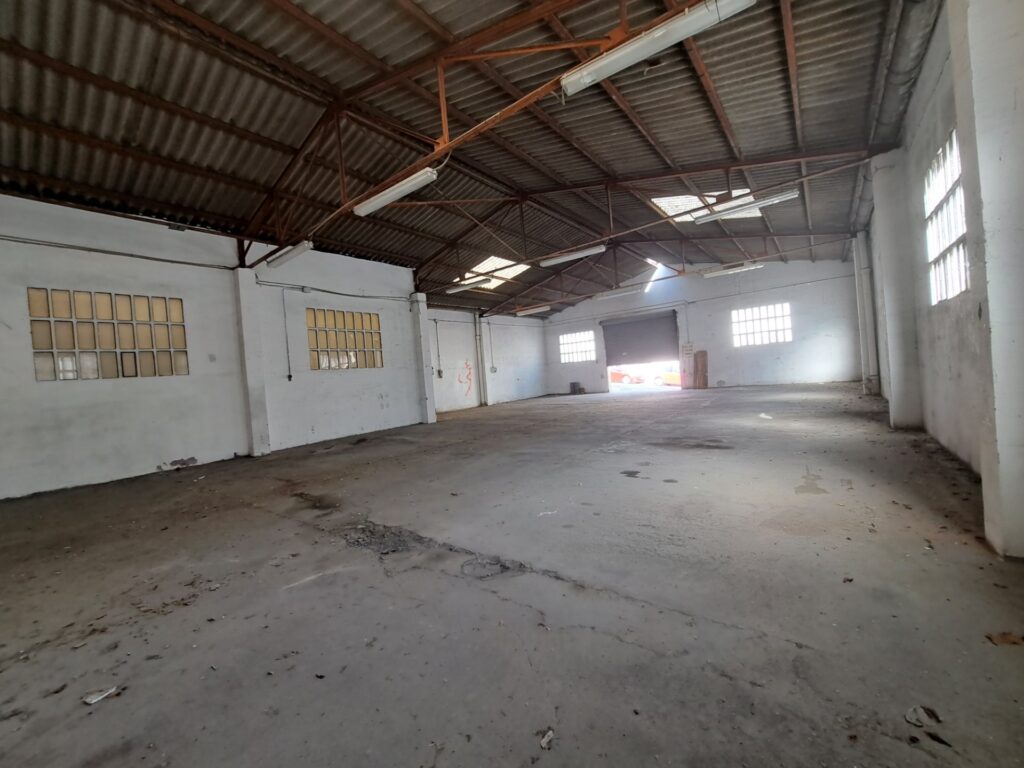 Nau industrial aparellada en venda a Montcada i Reixac, 270 m2 d’espai útil!