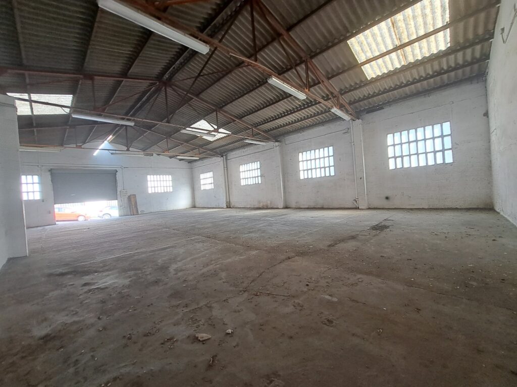 Nau industrial aparellada en venda a Montcada i Reixac, 270 m2 d’espai útil!