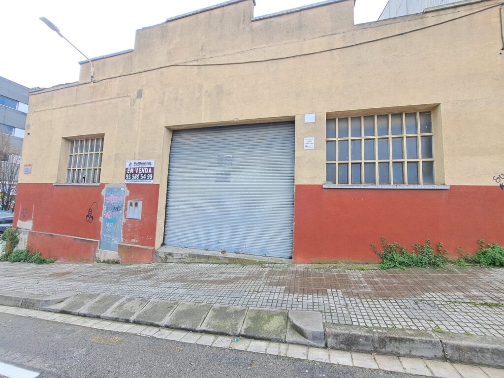 Nau industrial aparellada en venda a Montcada i Reixac, 270 m2 d’espai útil!