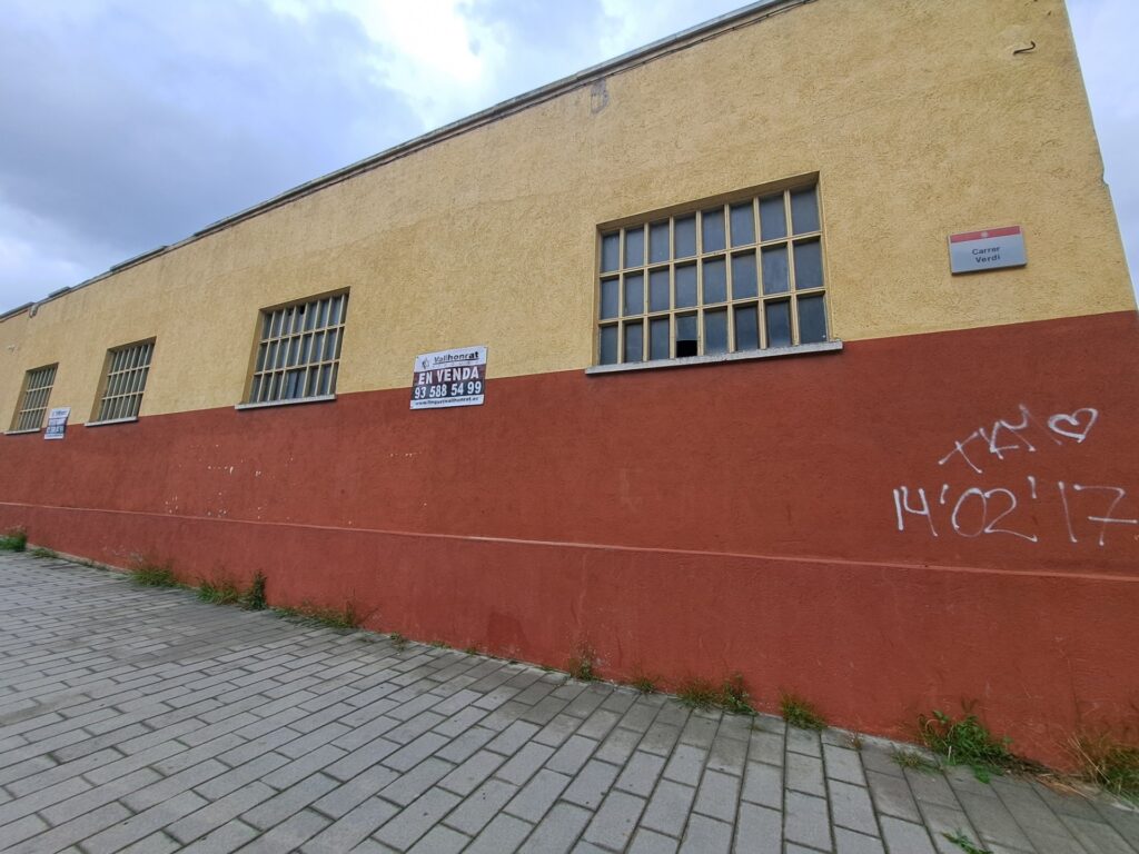 Nau industrial aparellada en venda a Montcada i Reixac, 270 m2 d’espai útil!