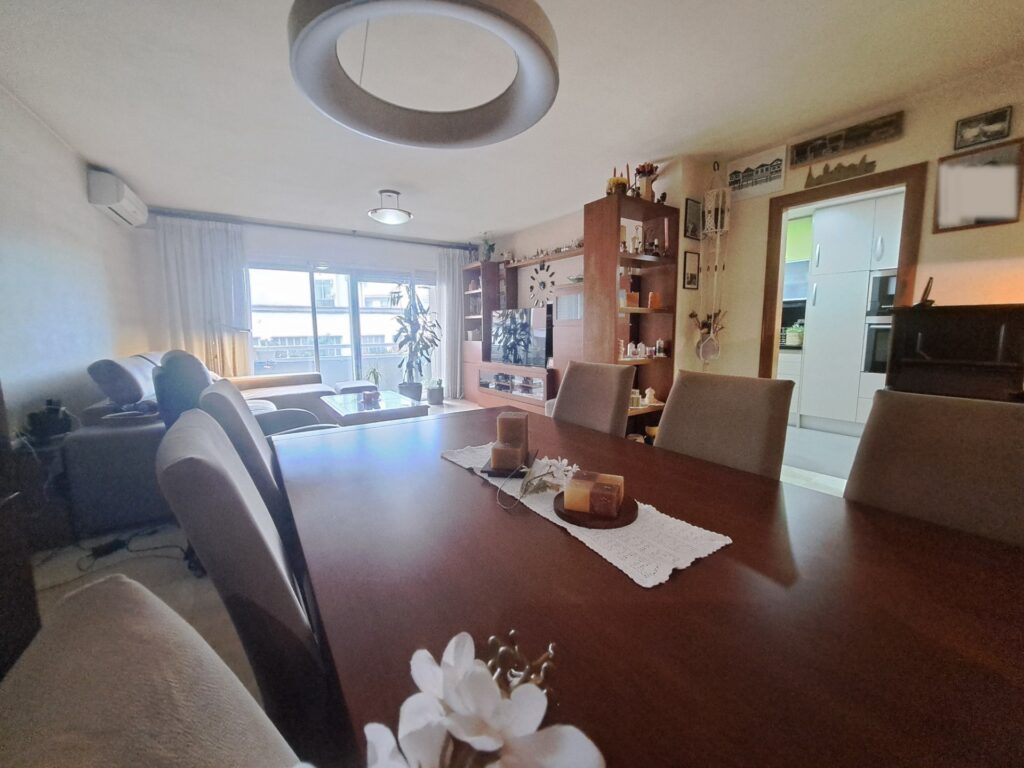 ¡Amplio piso de 4 habitaciones en la zona Mutua, ideal para tu familia!