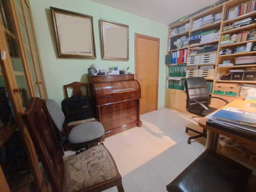 ¡Amplio piso de 4 habitaciones en la zona Mutua, ideal para tu familia!