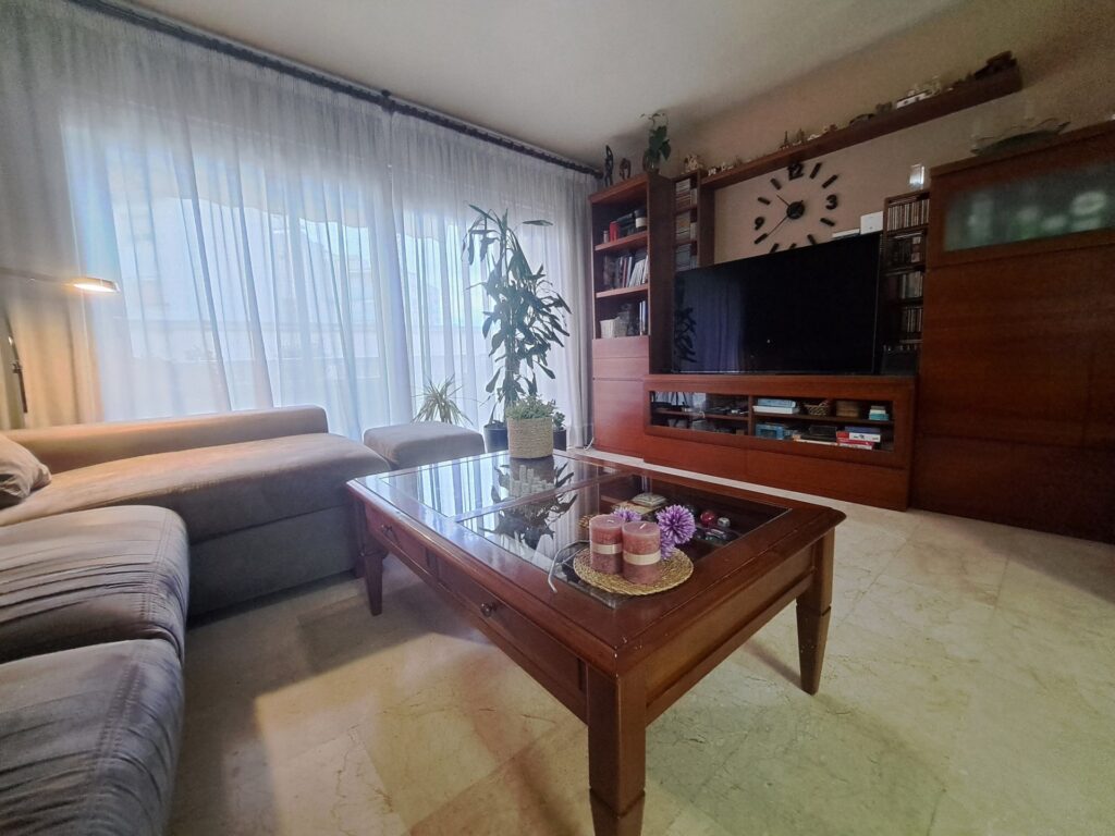 ¡Amplio piso de 4 habitaciones en la zona Mutua, ideal para tu familia!