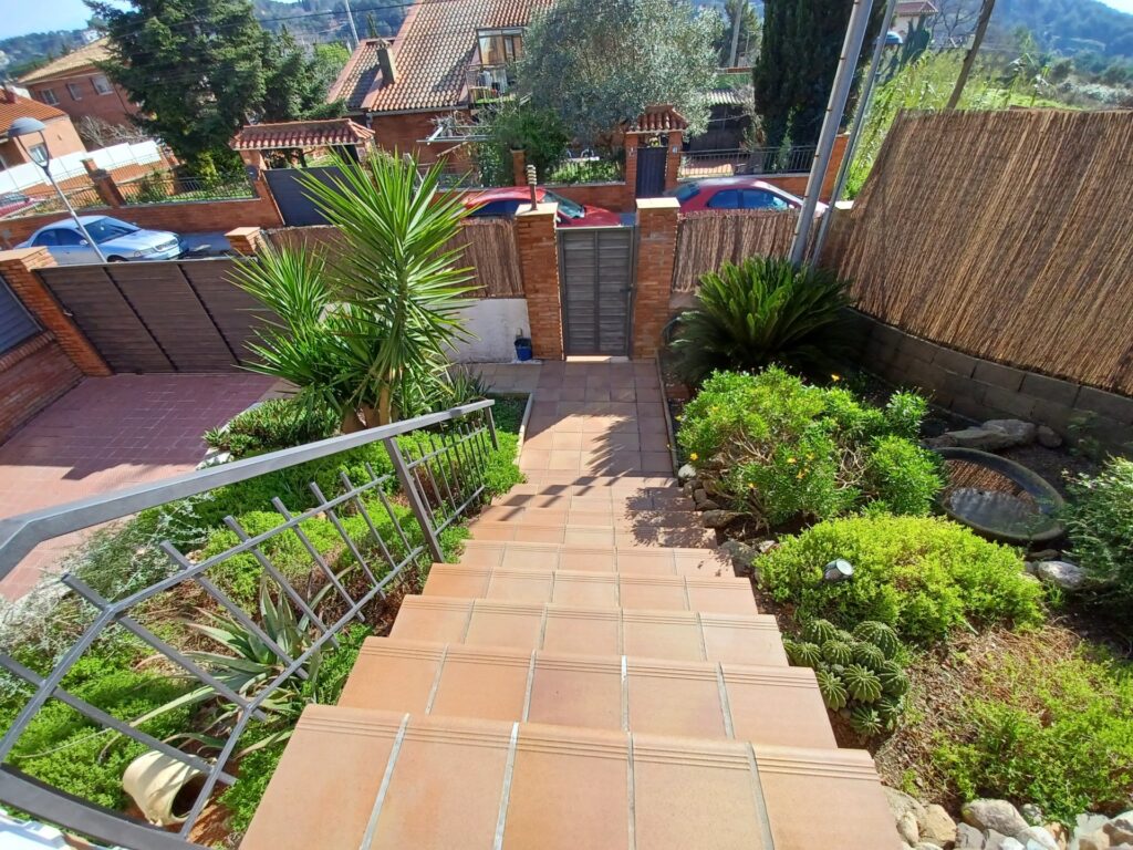Xalet unifamiliar en venda a Les Fonts de Sant Quirze del Vallès, 4 habitacions i piscina privada!