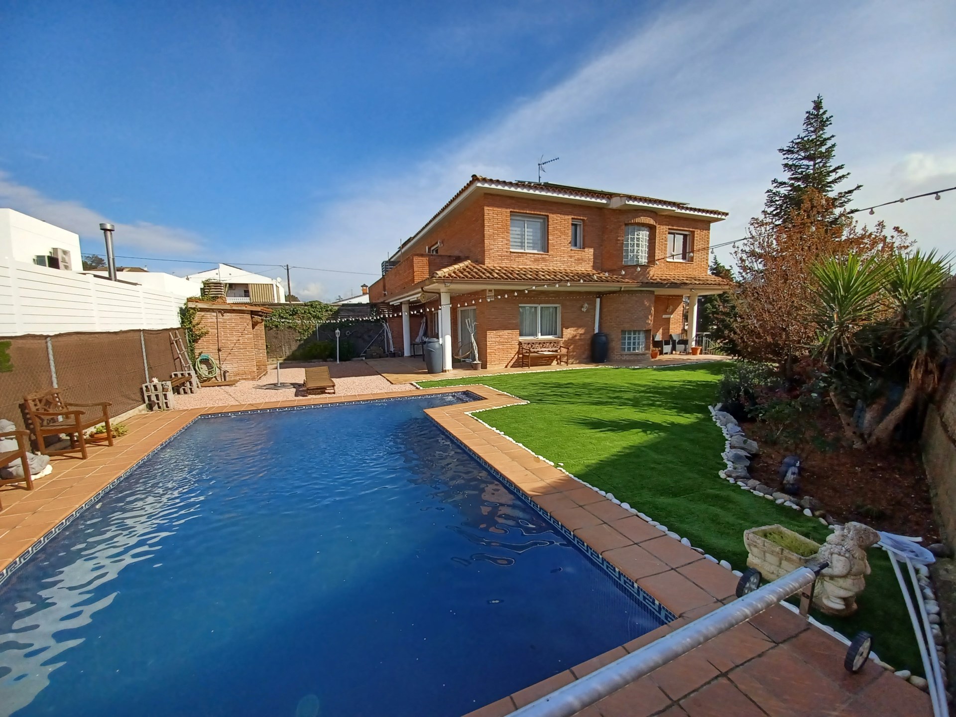 ¡Chalet unifamiliar en venta en Les Fonts de Sant Quirze del Vallès, 4 habitaciones y piscina privada!