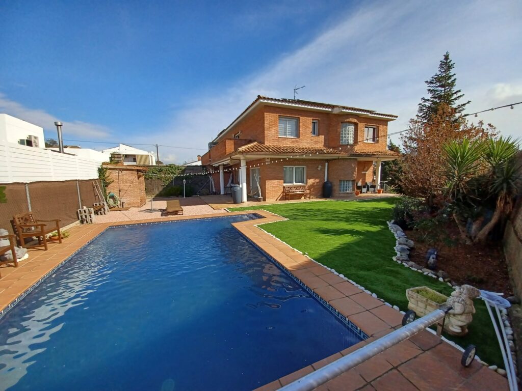 Xalet unifamiliar en venda a Les Fonts de Sant Quirze del Vallès, 4 habitacions i piscina privada!