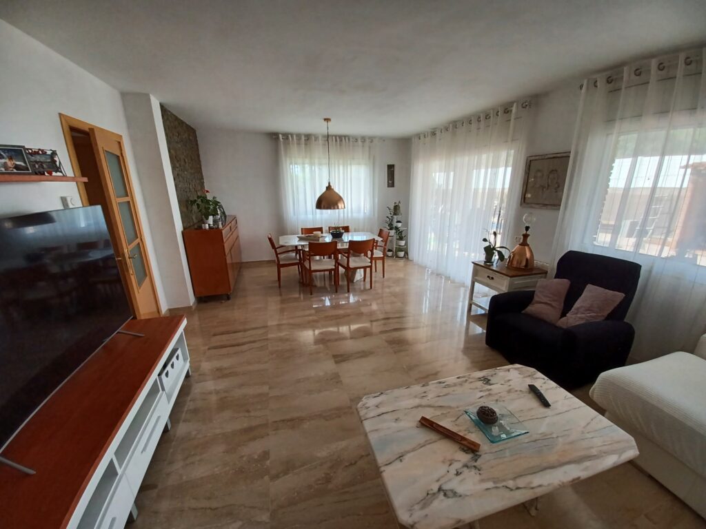 Xalet unifamiliar en venda a Les Fonts de Sant Quirze del Vallès, 4 habitacions i piscina privada!