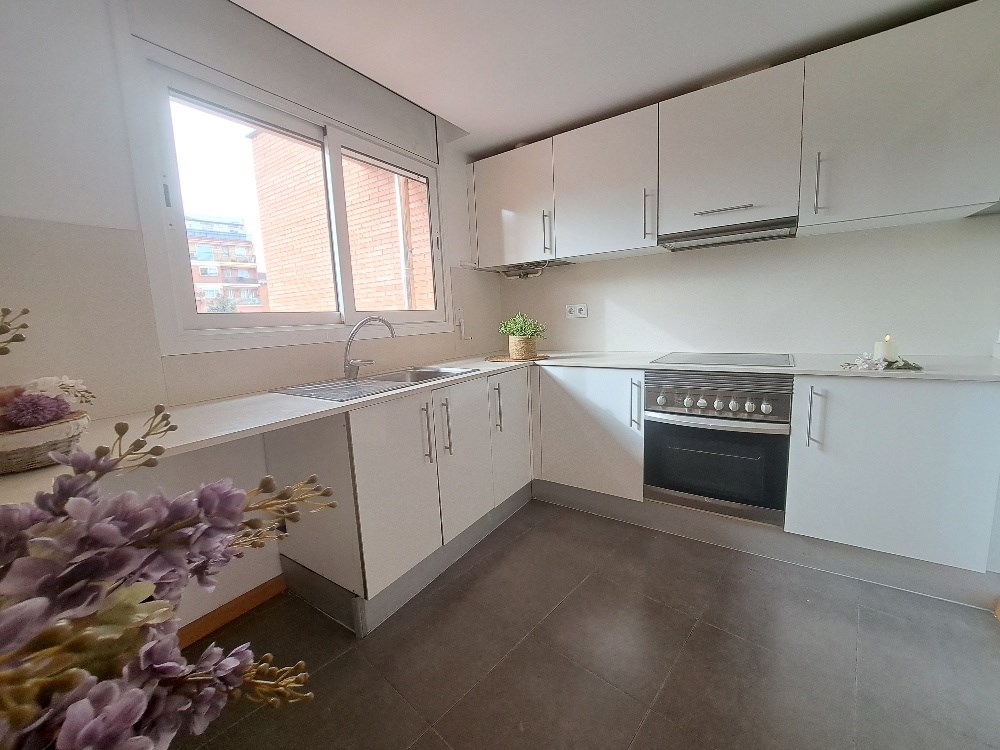 Espaiós Àtic/Dúplex a la zona del Mossos amb PK i traster d´Obra Nova acabada.