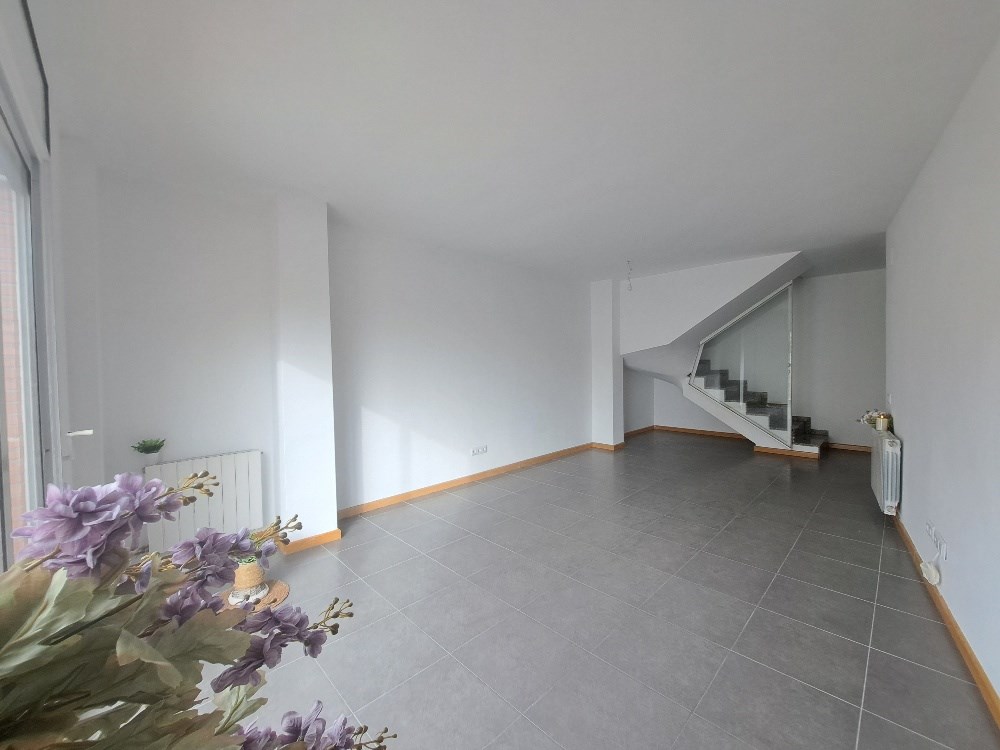 Espacioso Ático/Dúplex en la zona del Mossos con PK y trastero de Obra Nueva acabada.