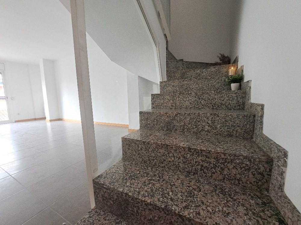 Espacioso Ático/Dúplex en la zona del Mossos con PK y trastero de Obra Nueva acabada.