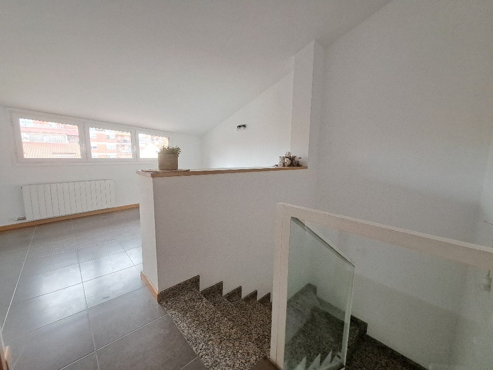 Espacioso Ático/Dúplex en la zona del Mossos con PK y trastero de Obra Nueva acabada.