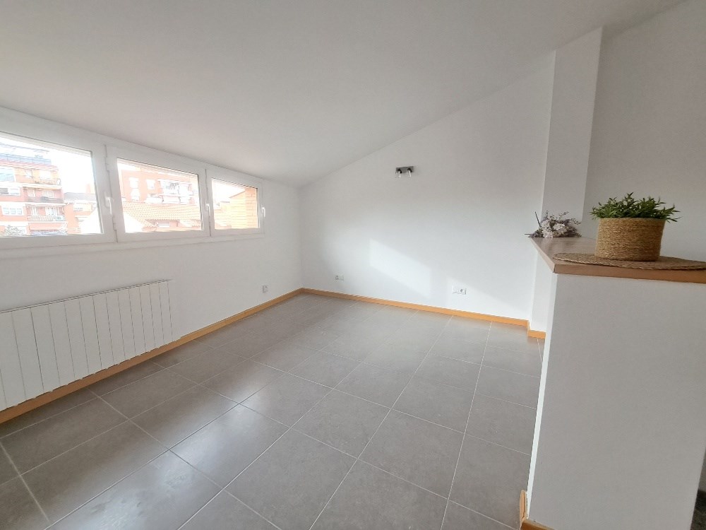 Espacioso Ático/Dúplex en la zona del Mossos con PK y trastero de Obra Nueva acabada.