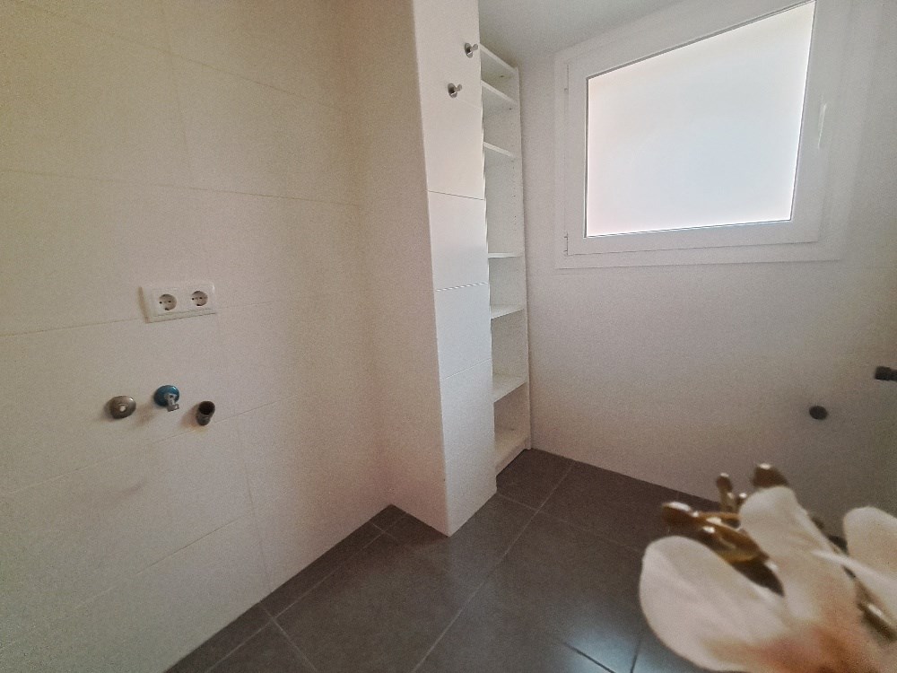 Espacioso Ático/Dúplex en la zona del Mossos con PK y trastero de Obra Nueva acabada.