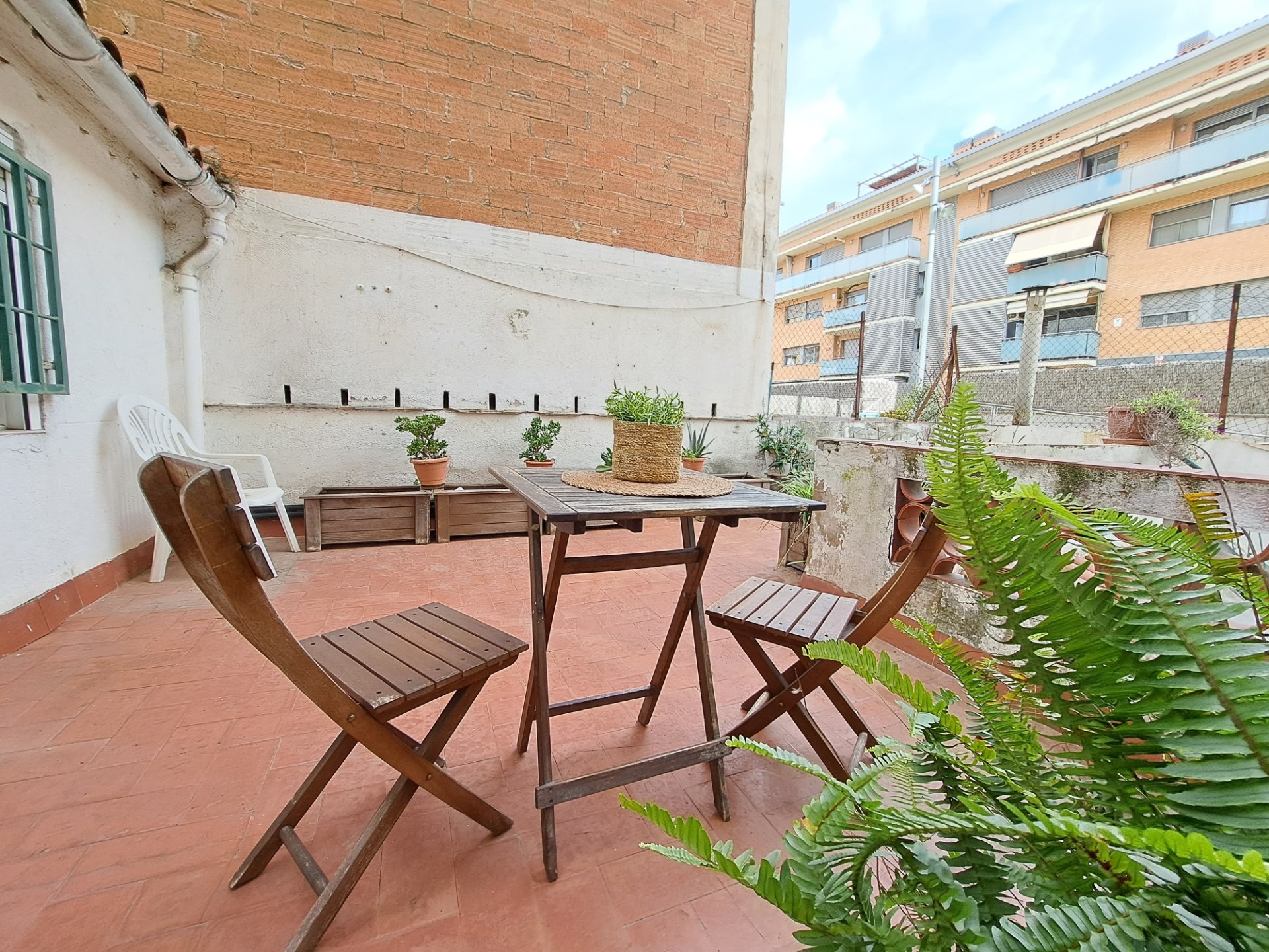 Àmplia casa al centre urbà per gaudir en família!