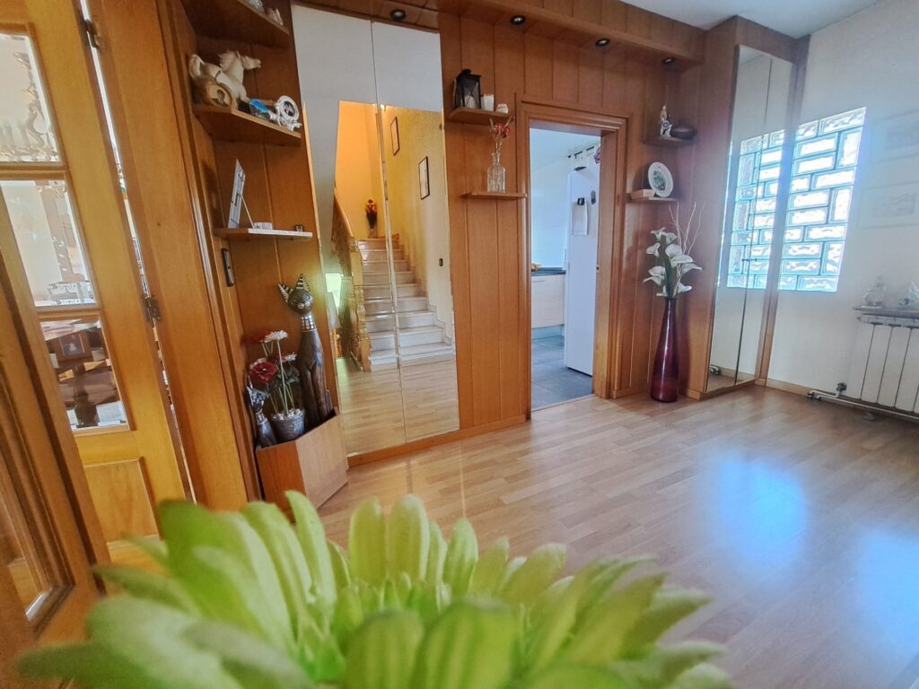 Casa Aïllat a la zona de Can Vallhonrat al costat de l´Hospital General de Catalunya en bon estat.