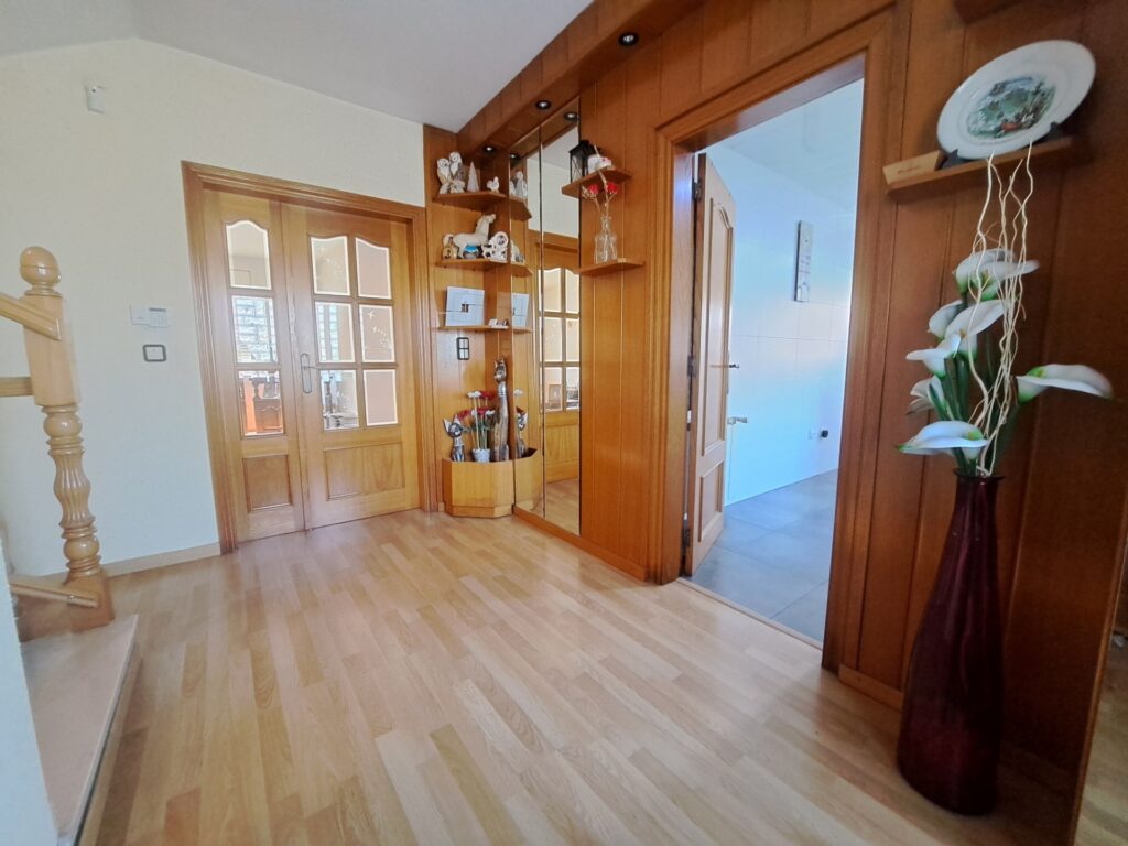 Casa Aïllat a la zona de Can Vallhonrat al costat de l´Hospital General de Catalunya en bon estat.