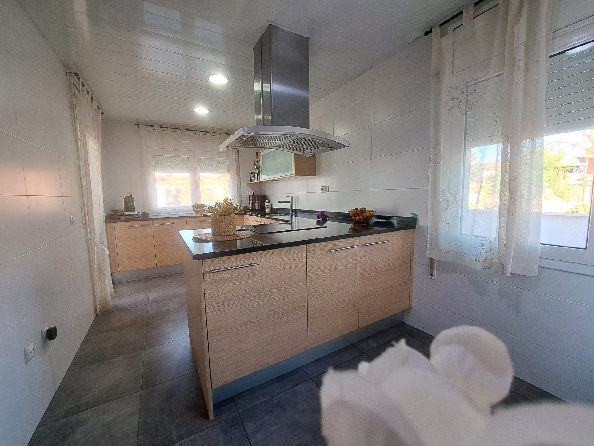 Casa Aislado en la zona de Can Vallhonrat junto al Hospital General de Catalunya en buen estado.