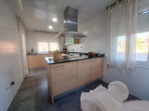 Casa Aïllat a la zona de Can Vallhonrat al costat de l´Hospital General de Catalunya en bon estat.