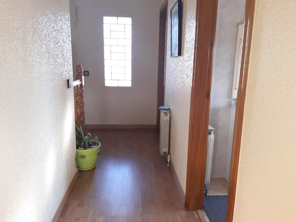 Casa Aïllat a la zona de Can Vallhonrat al costat de l´Hospital General de Catalunya en bon estat.