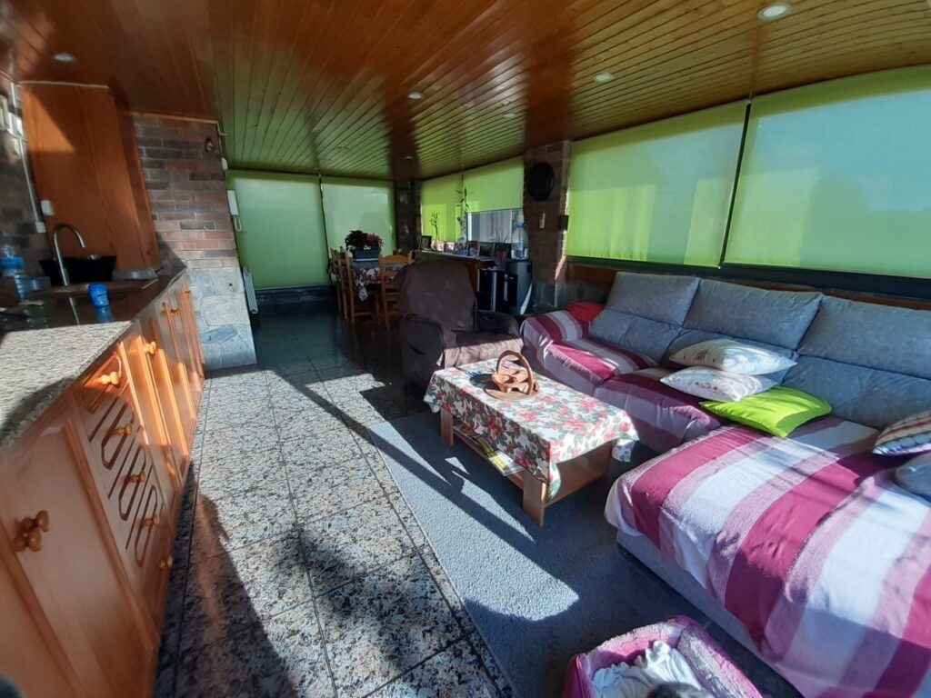 Casa Aïllat a la zona de Can Vallhonrat al costat de l´Hospital General de Catalunya en bon estat.