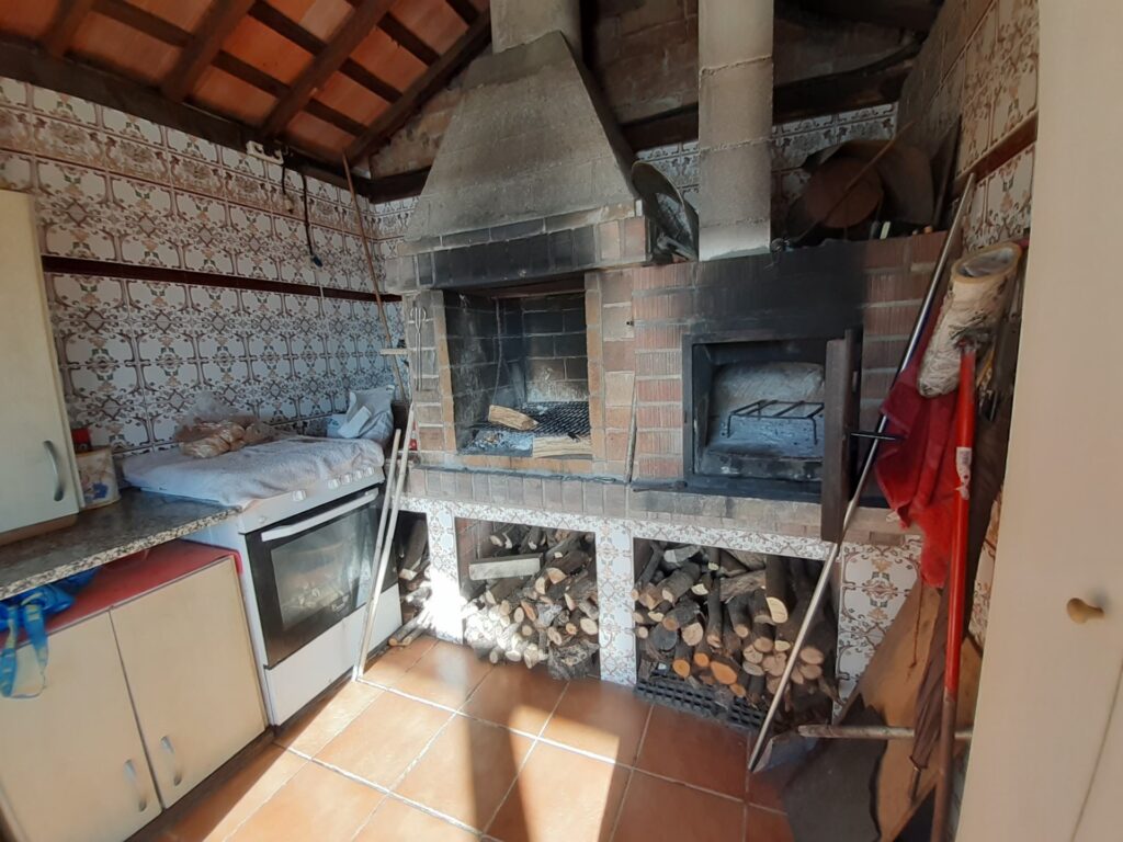Casa Aïllat a la zona de Can Vallhonrat al costat de l´Hospital General de Catalunya en bon estat.