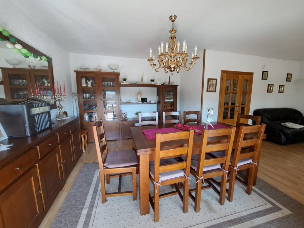 Casa Aïllat a la zona de Can Vallhonrat al costat de l´Hospital General de Catalunya en bon estat.