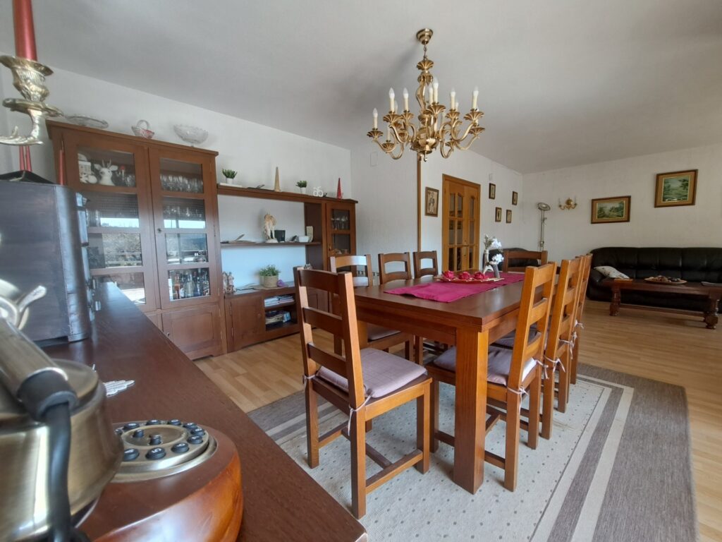 Casa Aïllat a la zona de Can Vallhonrat al costat de l´Hospital General de Catalunya en bon estat.
