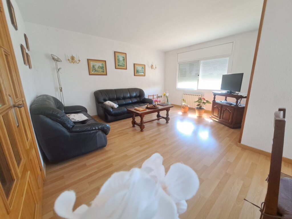 Casa Aïllat a la zona de Can Vallhonrat al costat de l´Hospital General de Catalunya en bon estat.