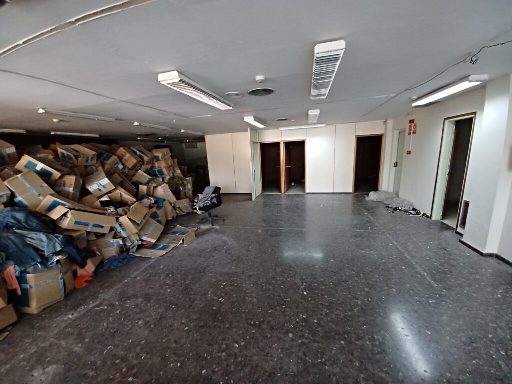 ¡Nave industrial pareada en venta en Bon Pastor, 1.264 m2 y 8 m de altura!