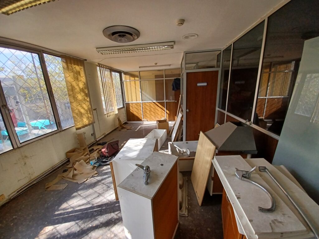 ¡Nave industrial pareada en venta en Bon Pastor, 1.264 m2 y 8 m de altura!