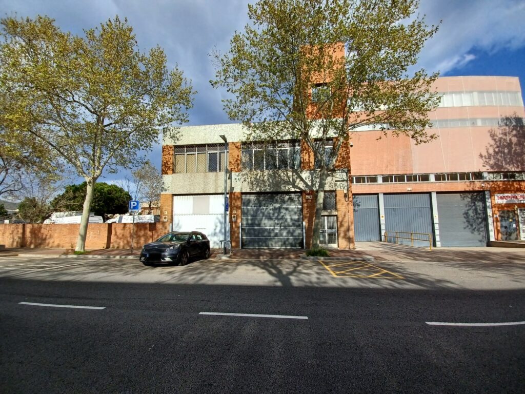 ¡Nave industrial pareada en venta en Bon Pastor, 1.264 m2 y 8 m de altura!