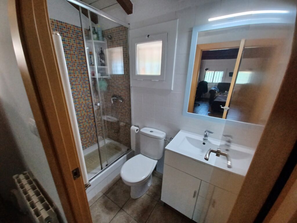 ¡Chalet unifamiliar en venta en Rubí, 4 habitaciones, jardín y terraza. Ideal para familias!