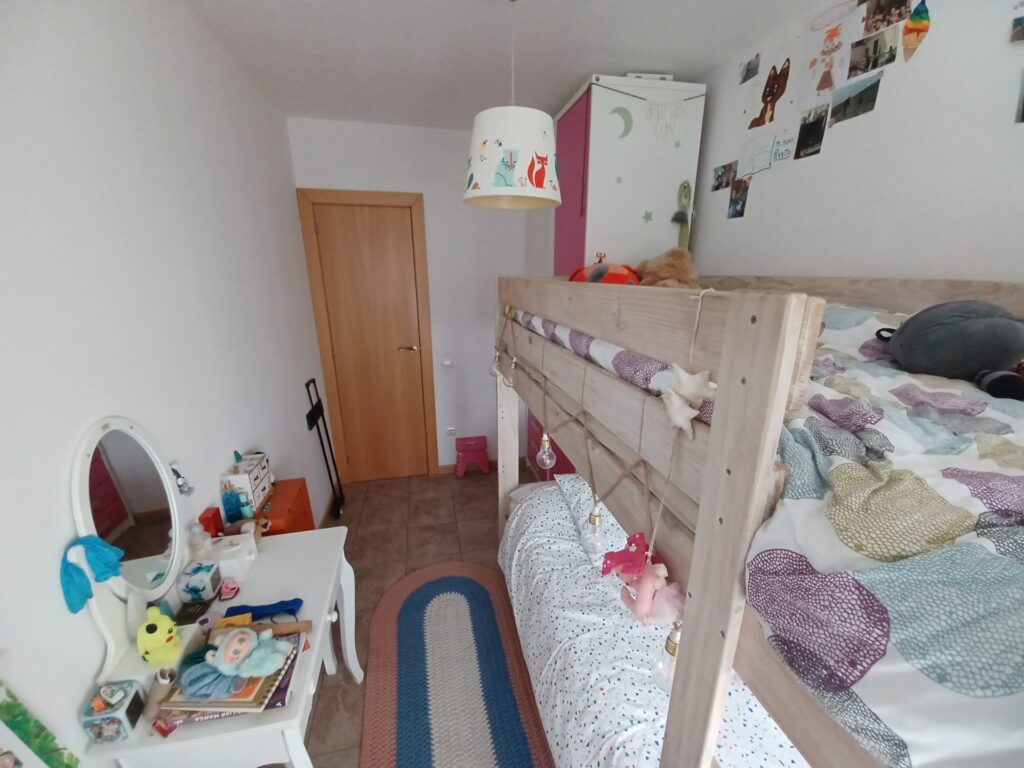 ¡Chalet unifamiliar en venta en Rubí, 4 habitaciones, jardín y terraza. Ideal para familias!