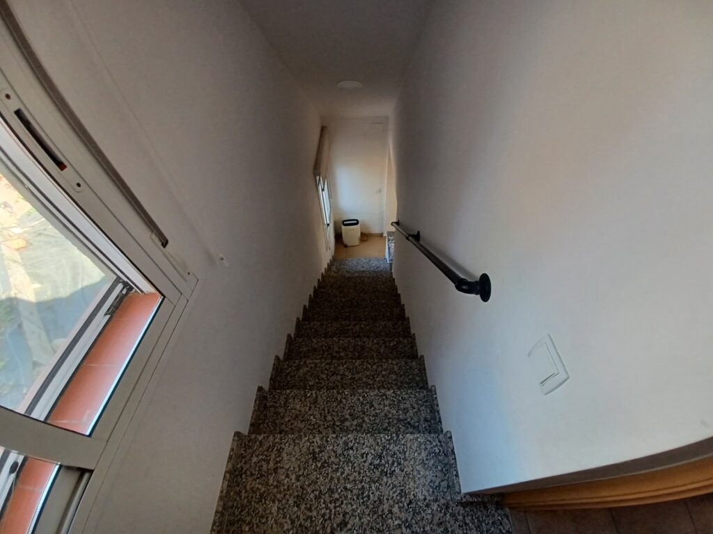 ¡Chalet unifamiliar en venta en Rubí, 4 habitaciones, jardín y terraza. Ideal para familias!