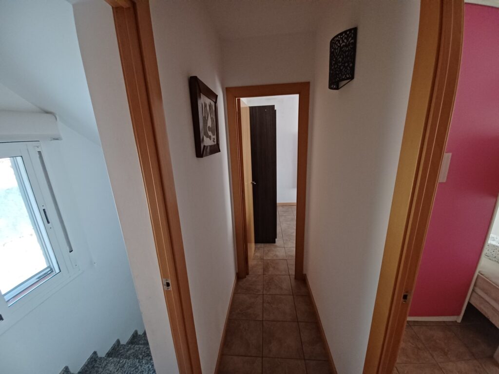 ¡Chalet unifamiliar en venta en Rubí, 4 habitaciones, jardín y terraza. Ideal para familias!