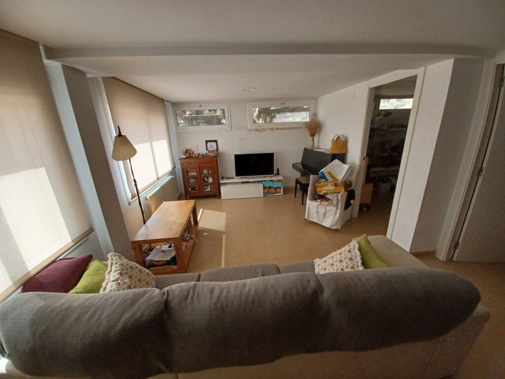 ¡Chalet unifamiliar en venta en Rubí, 4 habitaciones, jardín y terraza. Ideal para familias!