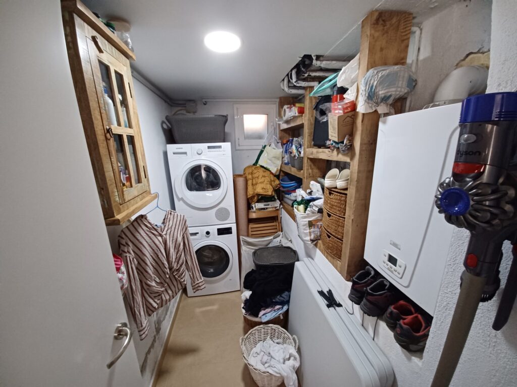 ¡Chalet unifamiliar en venta en Rubí, 4 habitaciones, jardín y terraza. Ideal para familias!