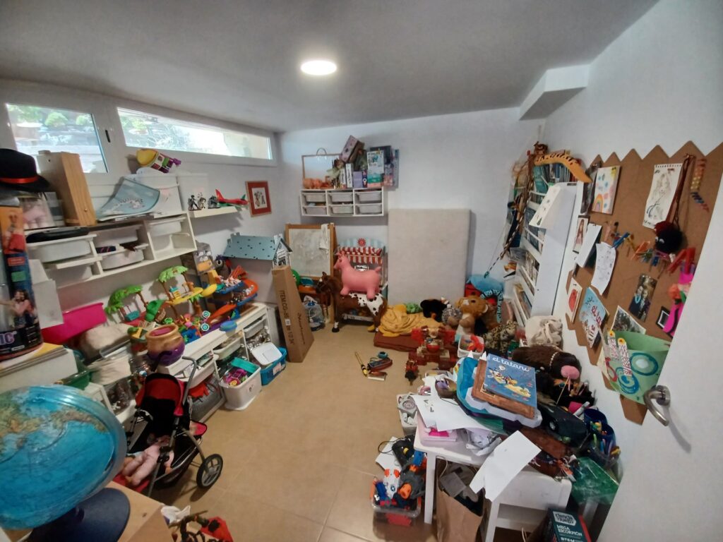 ¡Chalet unifamiliar en venta en Rubí, 4 habitaciones, jardín y terraza. Ideal para familias!