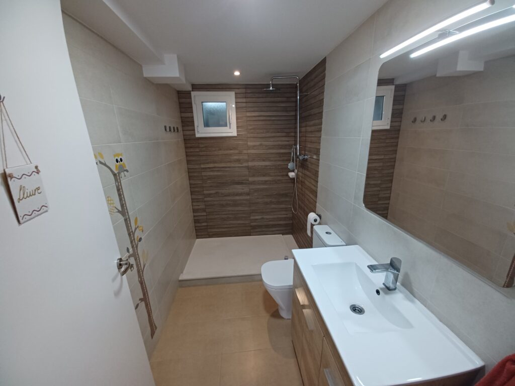 ¡Chalet unifamiliar en venta en Rubí, 4 habitaciones, jardín y terraza. Ideal para familias!