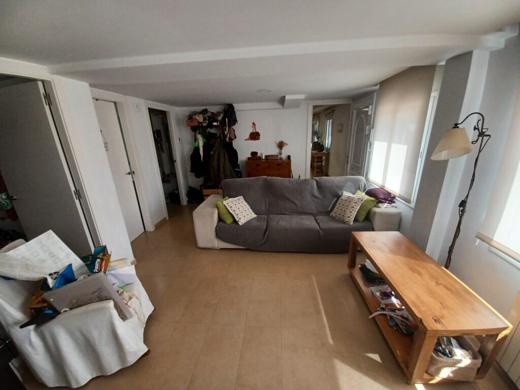 ¡Chalet unifamiliar en venta en Rubí, 4 habitaciones, jardín y terraza. Ideal para familias!