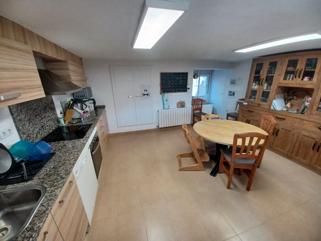 ¡Chalet unifamiliar en venta en Rubí, 4 habitaciones, jardín y terraza. Ideal para familias!