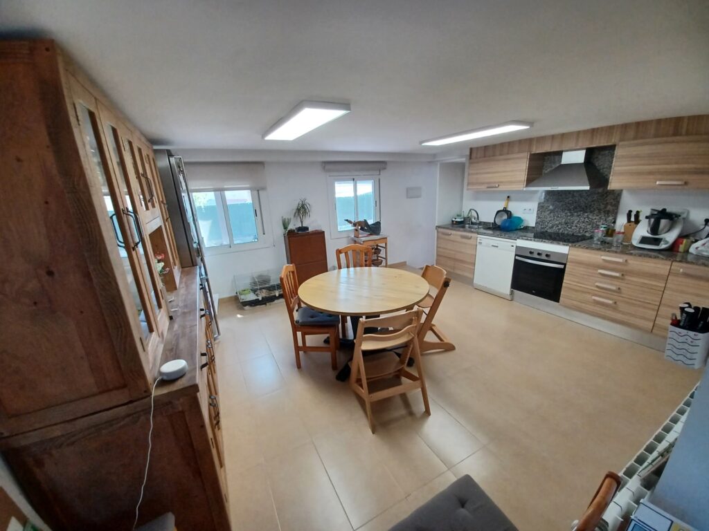 ¡Chalet unifamiliar en venta en Rubí, 4 habitaciones, jardín y terraza. Ideal para familias!