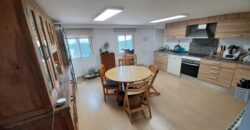 ¡Chalet unifamiliar en venta en Rubí, 4 habitaciones, jardín y terraza. Ideal para familias!